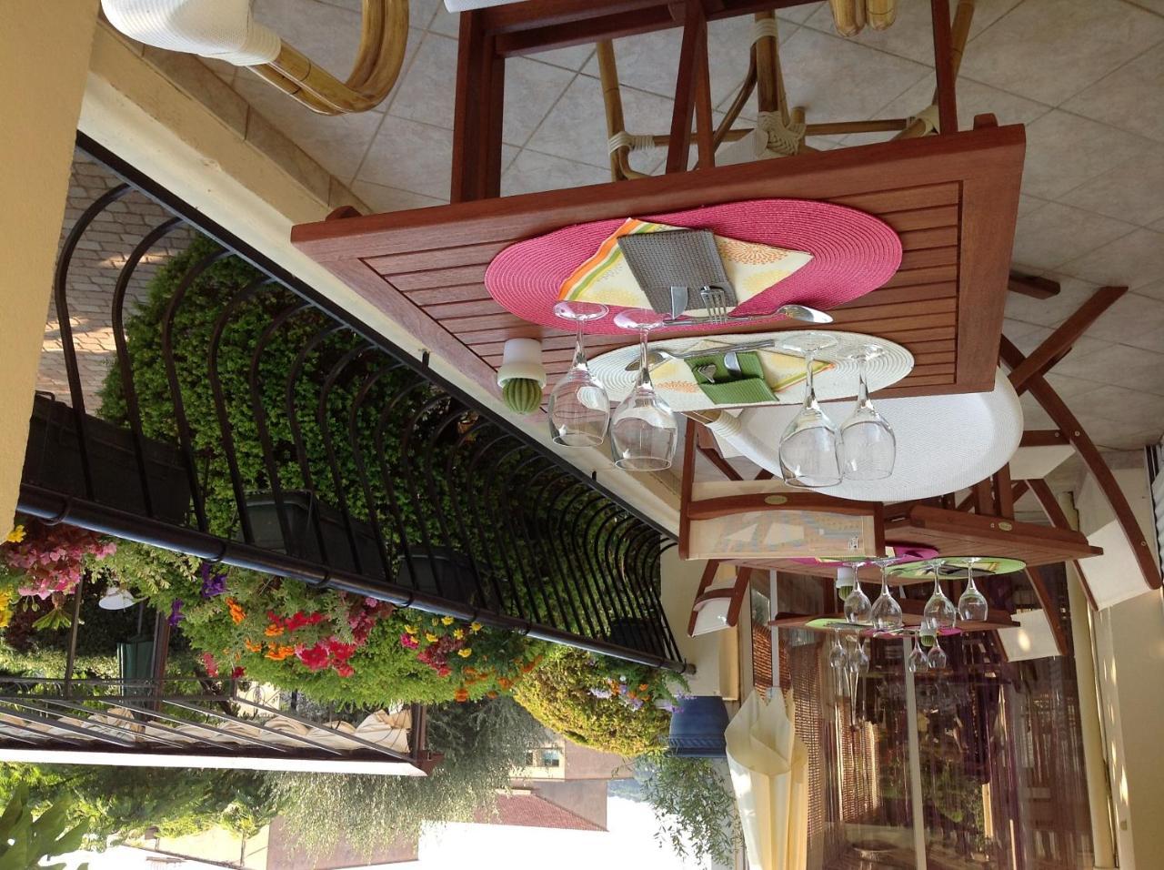 Hotel Restaurant Les Oliviers Ньон Экстерьер фото